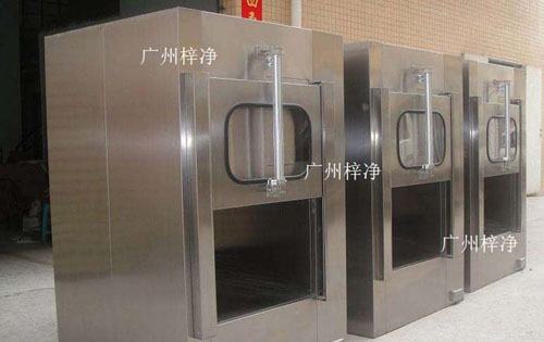 傳遞窗廣泛應用于微細科技、生物實驗室、制藥廠、醫院、食品加工業、LCD、電子廠等等一切需要空氣凈化的場所。