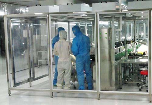 百級潔凈棚工作原理:風機從FFU頂部將空氣吸入,經初效過濾器,高效過濾器過濾,過濾后的潔凈空氣在整個出風面以0.45m/s±20%的風速勻速送出到潔凈棚內。