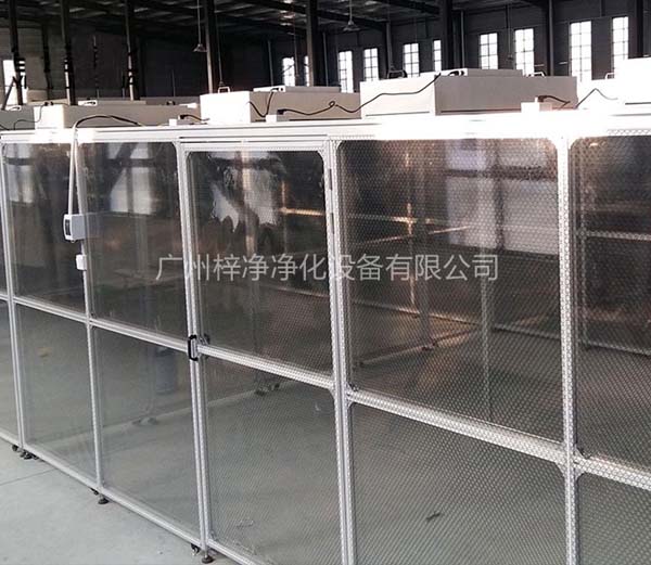 潔凈棚采用工業鋁材（或不銹鋼方通、鐵方通噴塑）作為框架，風機濾網機組（FFU）送風，四周懸掛防靜電垂簾（或鋼化玻璃），其內部凈化級別可達到100-10000級。