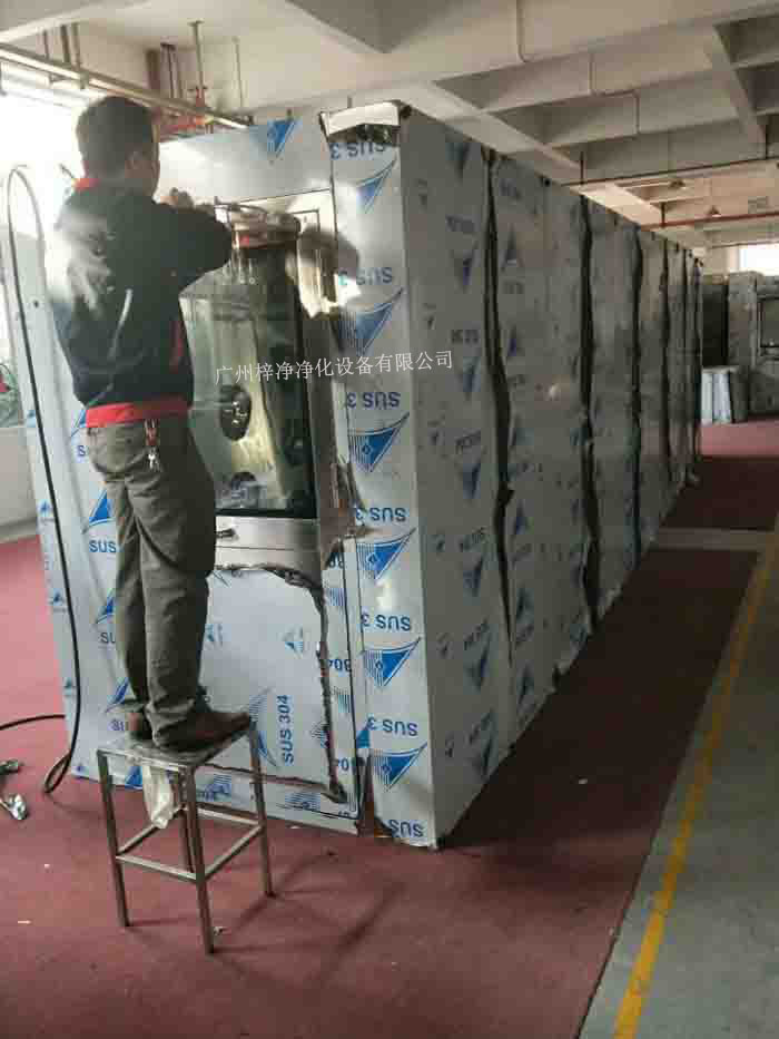 1590型風淋室-標準雙人風淋室是人/貨物進出潔凈室常用的一種凈化裝置。