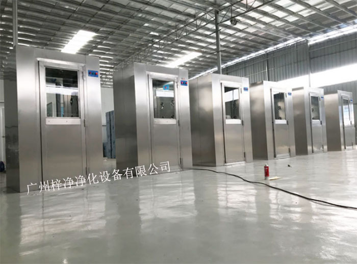 風淋室又可起到氣閘的作用，阻止未凈化的空氣進入潔凈區域。