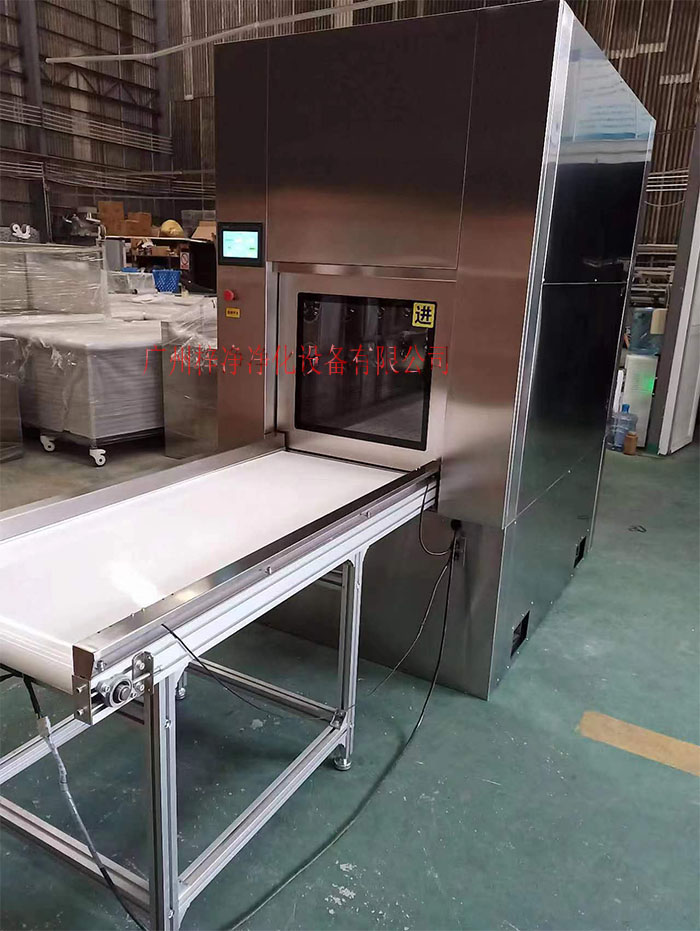 輸送帶傳遞窗還可吹淋被傳遞物品的表面，防止物品可能攜帶塵埃進入潔凈室。
