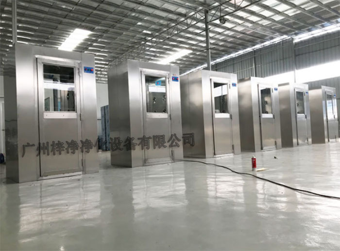 全不銹風淋室采用全不銹鋼材質制造，具有良好的耐腐蝕性、耐高溫性和耐磨損性。
