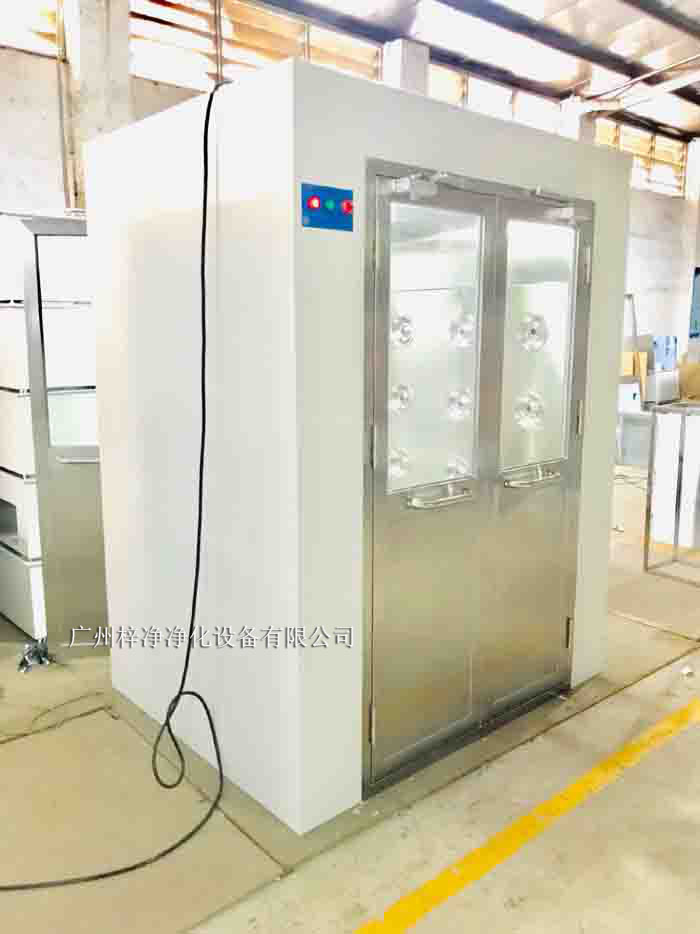 烤漆風淋室采用冷軋鋼板作為基材，表面經過烤漆處理。