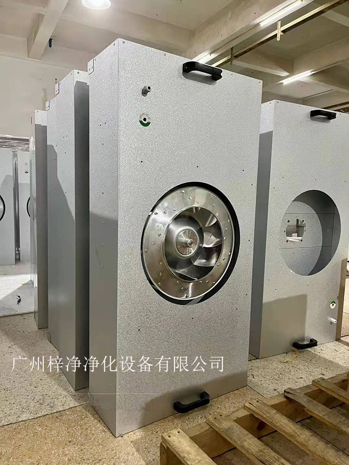 直流FFU適用于半導體、電子、平板顯示器和磁盤驅動器的廠家及光學、生物工業及其它對空氣中污染有嚴格控制要求的地方。