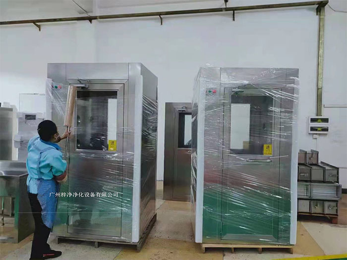 風淋室作為一種重要的潔凈室設備在運輸前，應對風淋室進行徹底的清潔和檢查，確保無損壞。