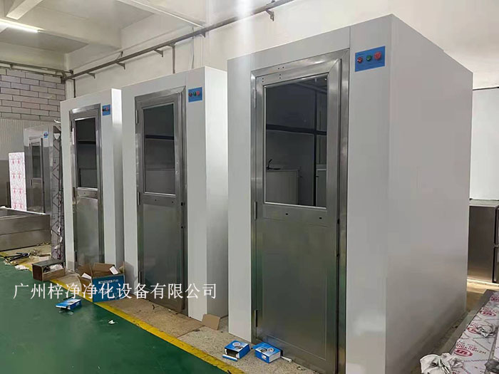 風淋室是一種用于去除或減少人員進入潔凈區前身上的塵埃和微粒的設備。