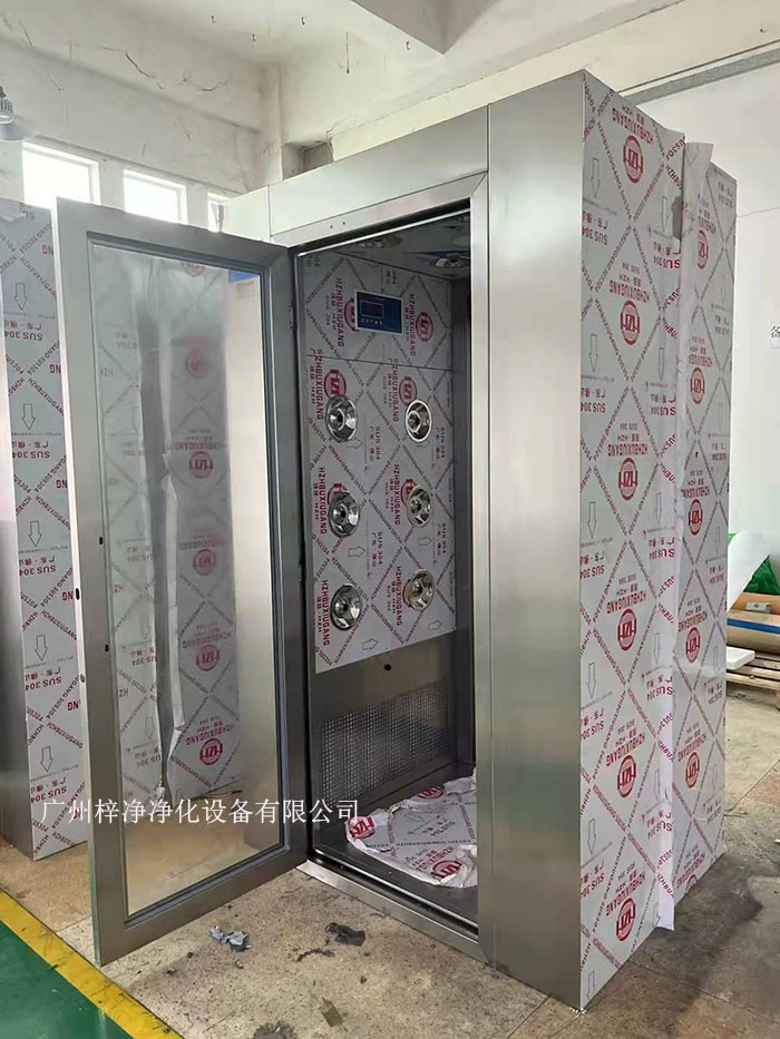 風淋室的主要功能是通過高速氣流將塵埃和污物吹離工作人員的衣物和身體，從而確保進入潔凈室的環境符合規定的潔凈度標準。