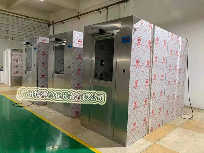 風淋室通過高速氣流將塵埃吹離工作人員的衣物和頭發，有效降低了進入潔凈室內的塵埃量，從而維護了潔凈室內的空氣質量。