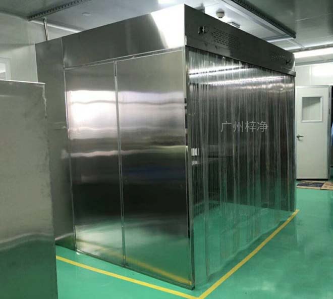 負壓稱量罩內空氣經初效過濾器、由離心風機壓入靜壓箱，在經高效過濾器后從氣流擴散送風單元出風面吹出，潔凈空氣以均勻的斷面風速流經工作區，從而形成高潔凈的工作環境。