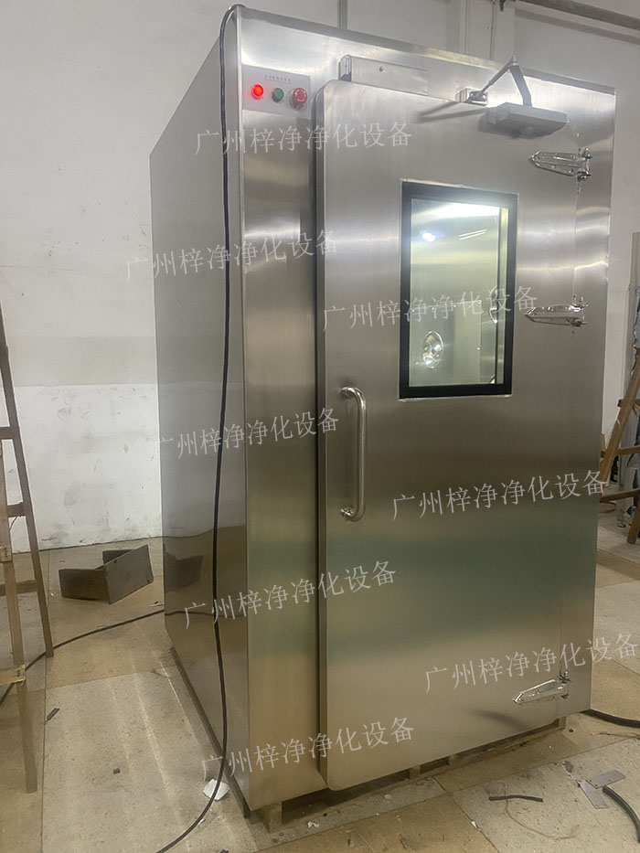 高端滿焊風淋室采用滿焊接工藝，無縫連接，防止塵埃進入，確保潔凈室的空氣質量。