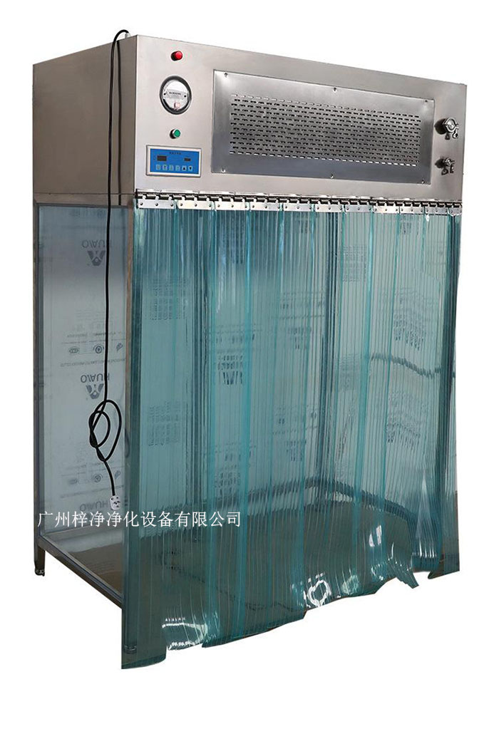 百級潔凈層流罩它主要由箱體、風機、初效空氣過濾器、高效空氣過濾器、阻尼層、燈具等組成。