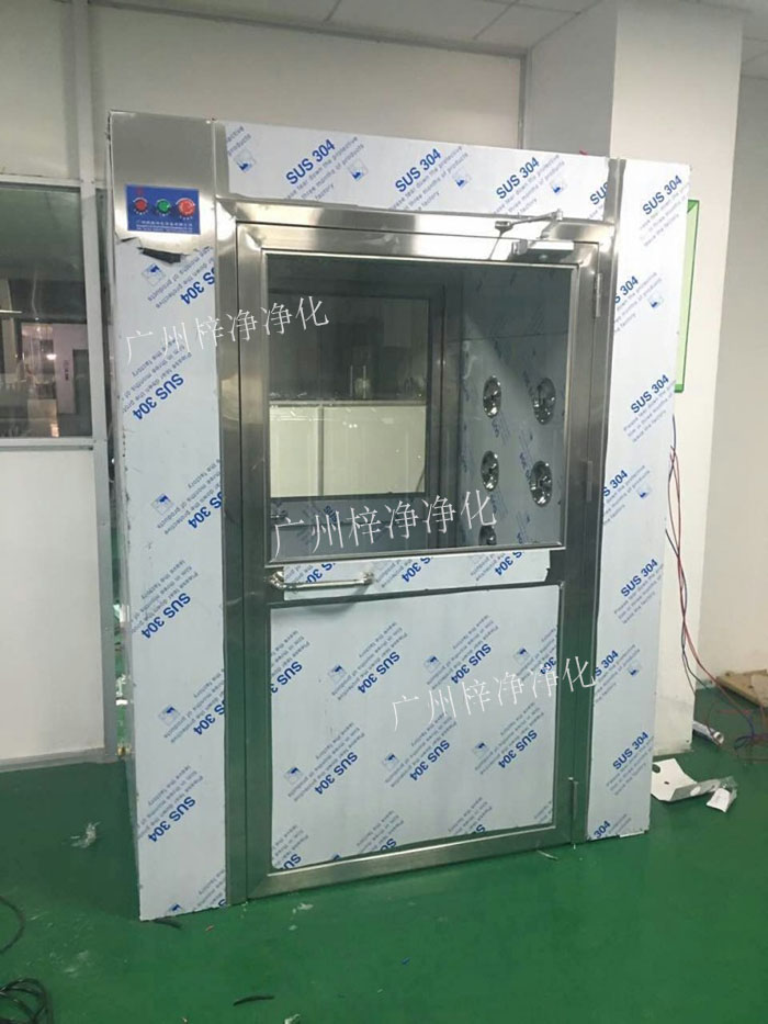 防爆風淋室是指風淋室的電機、指示燈、照明燈、接線管必須嚴格按照防爆標準