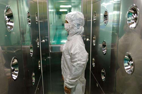 風淋室工作原理是通過高速氣流的沖擊，有效清除進入潔凈室的人員、物料表面攜帶的塵埃和污染物。