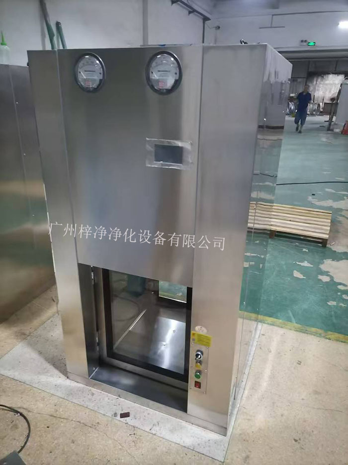 傳遞窗是一種用于潔凈室內部或潔凈室與外界之間傳遞物品的設備，可以防止外部污染進入潔凈室。