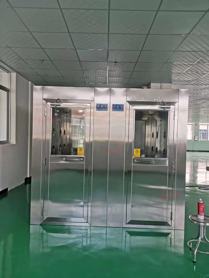 風淋室主要功能是通過快速氣流的作用，去除人員和物料表面攜帶的塵埃和微生物，以確保進入潔凈室的人員和物料不會污染車間環境。