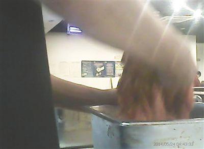 在開餐前，烤肉店一名員工正徒手攪拌肉片。
