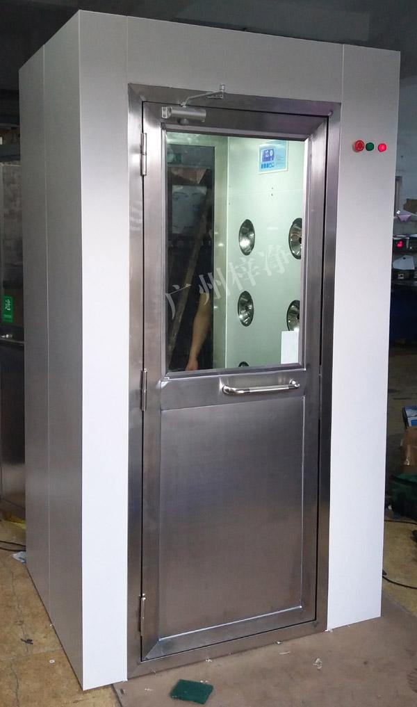 1200型風淋室是進入潔凈室所必需的通道，可以減少進出潔凈室所帶來的污染問題。